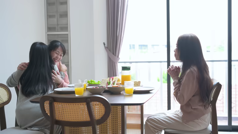 Di Tengah Kota: Menemukan Kenyamanan dan Kebersamaan di Restoran Berkonsep Modern-Minimalis