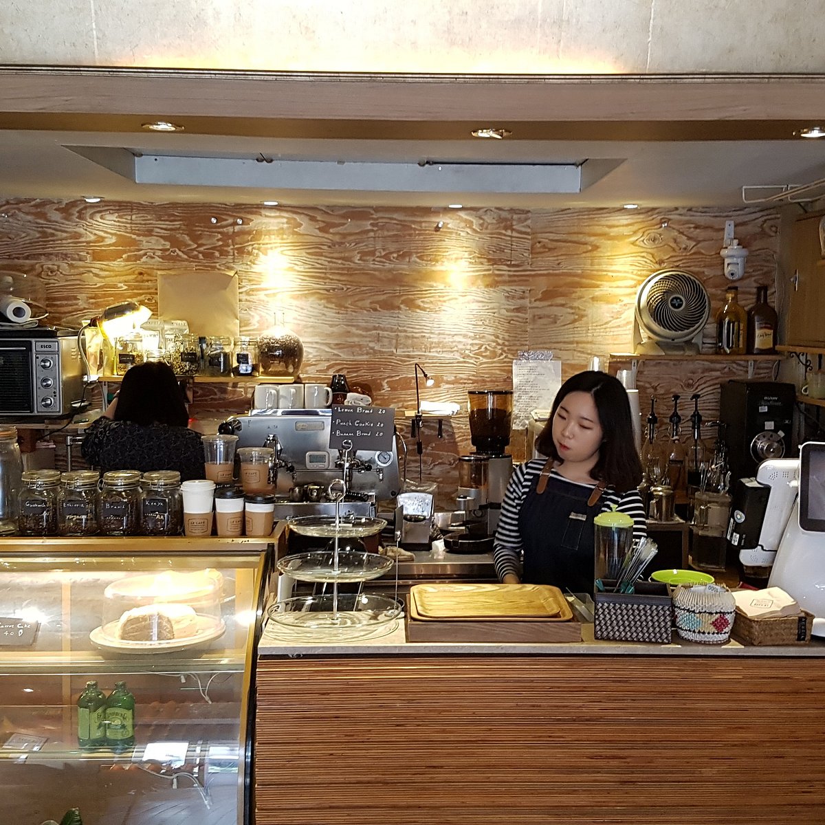 Cafe Le Sens: Alasan Mengapa Cafe Ini Menjadi Destinasi Favorit dengan Review Tertinggi
